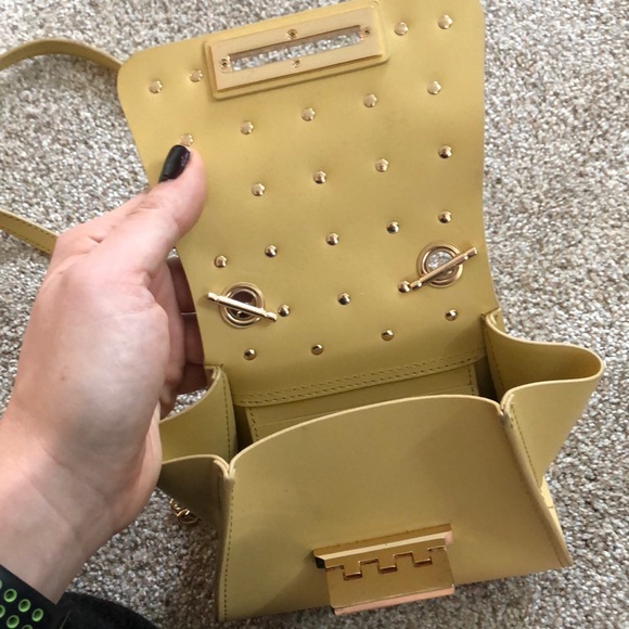 Cross body - Picture 4 of 5